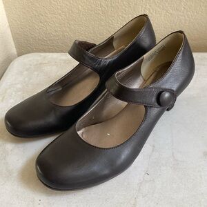 Closed-toe Mary Jane heels with Velcro straps.  Women’s size 9.5